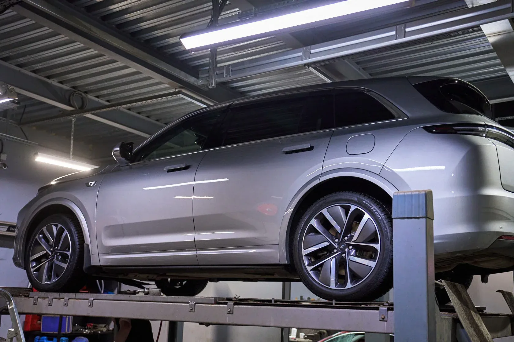 Lixiang на подъемнике во развал-схождения